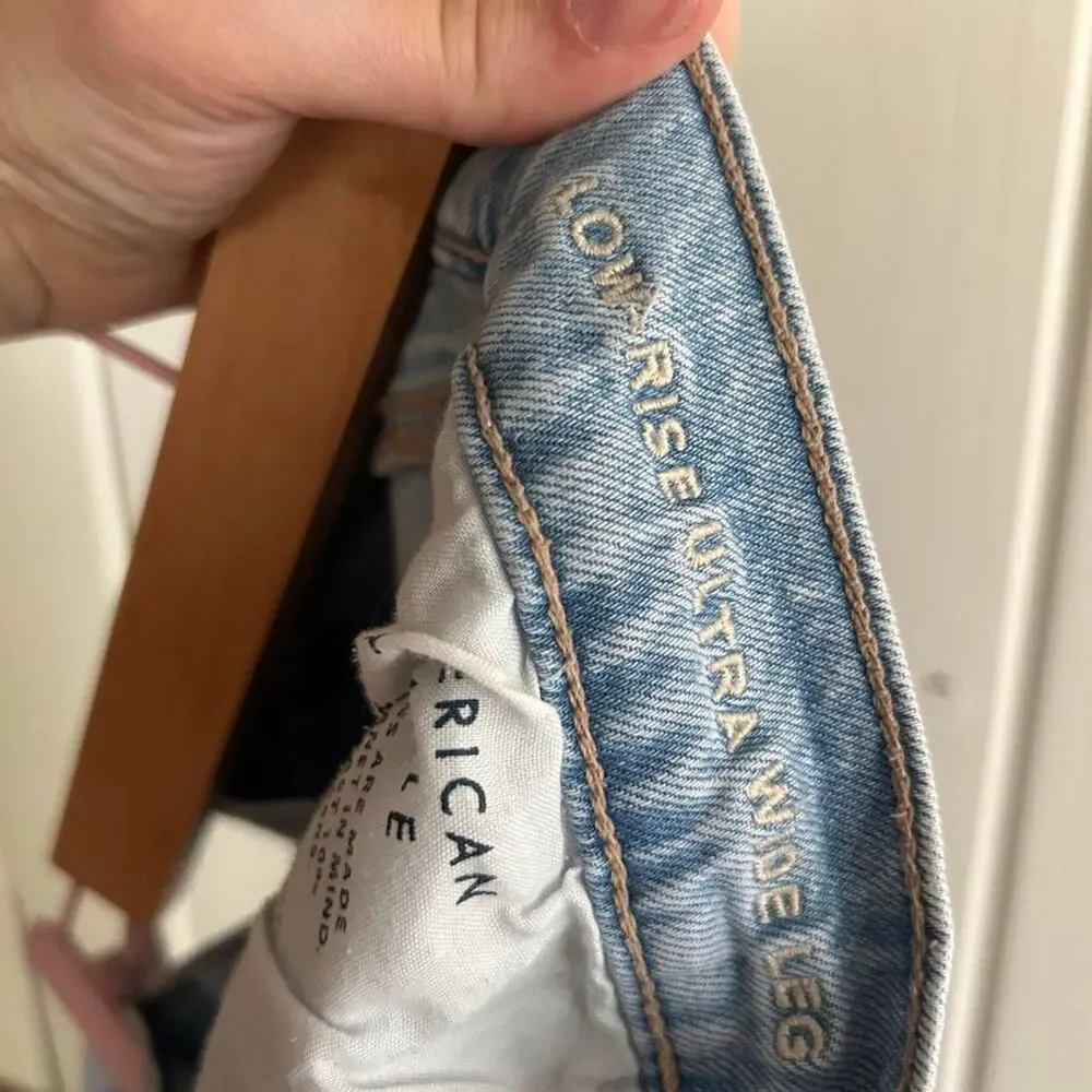 Low Rise Ultra Wide Leg Light Blue Jeans - American Eagle size 4